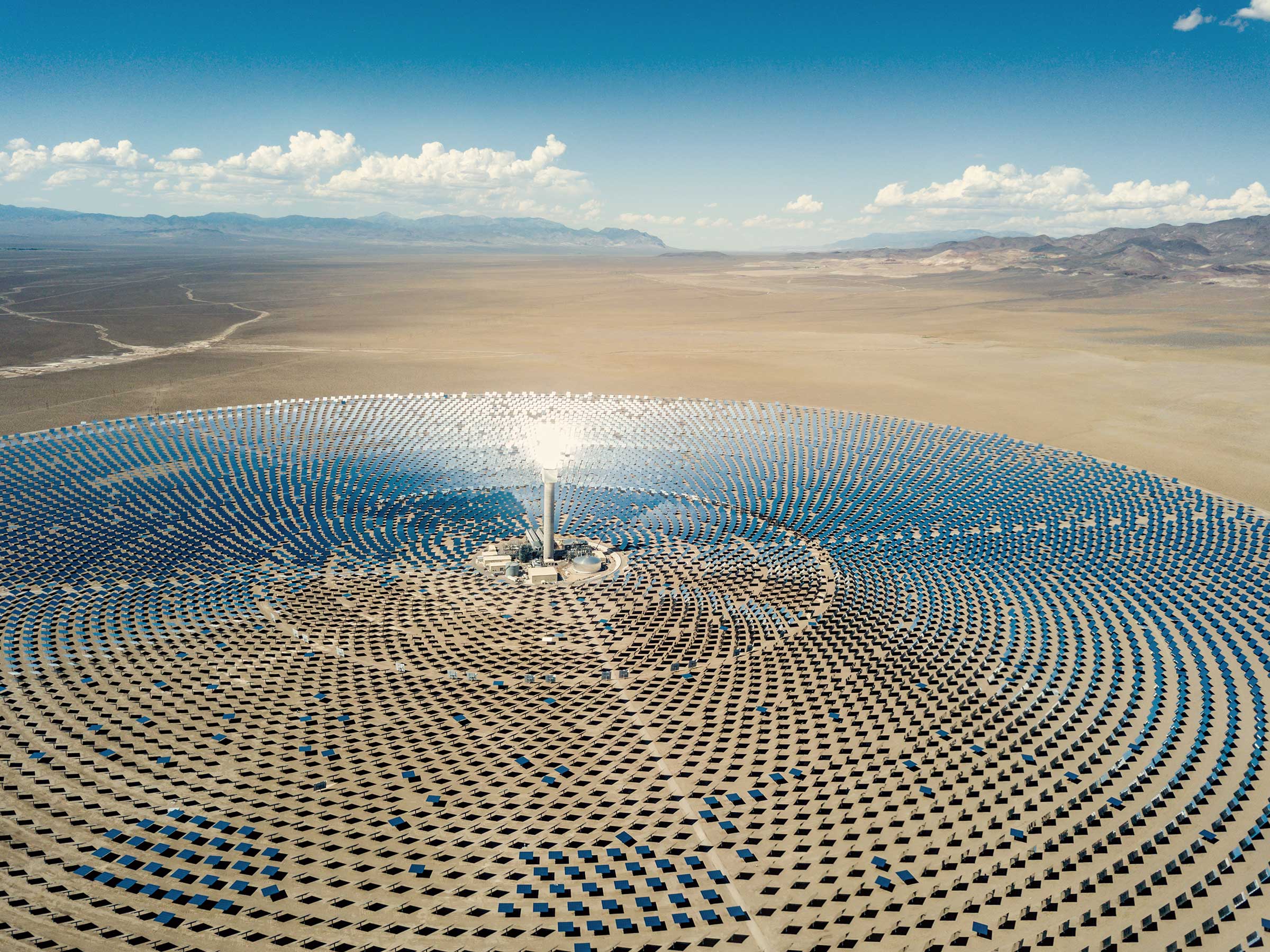 Ein Luftbild der Solar Thermal Power Station in Nevada, USA