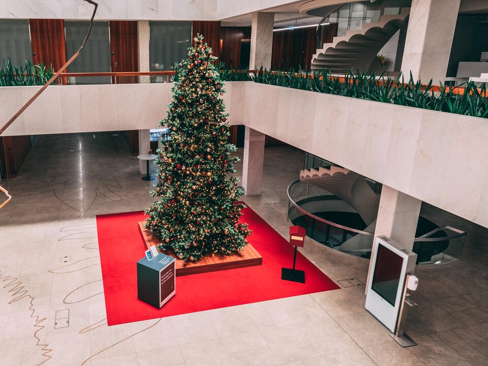Regelmässig schmücken Ausstellungen oder Dekorationen wie hier der Weihnachtbaum aus der vergangenen Adventszeit die Kundenhalle des Hauptsitzes, der 2015 umfassend saniert wurde.