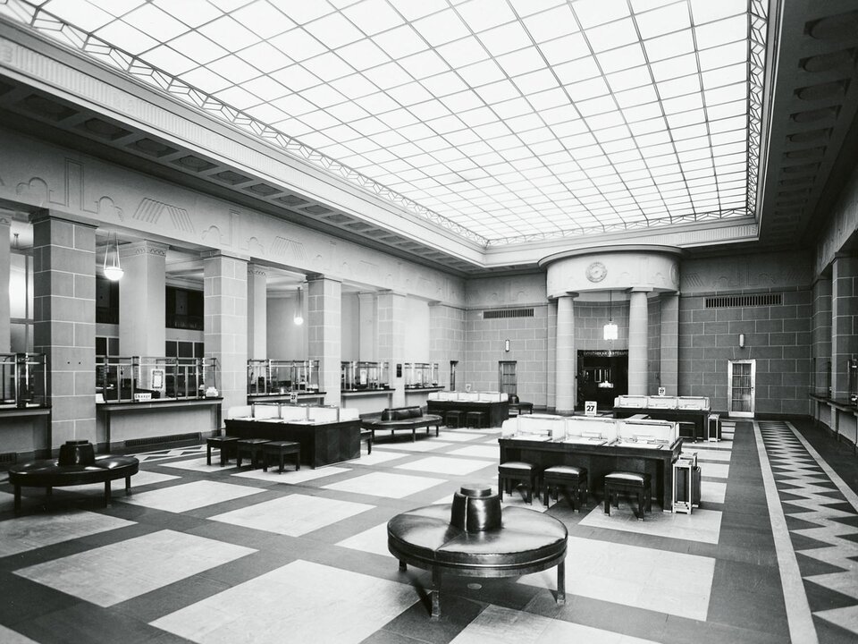 Viel Raum für Diskretion: Die Schalterhalle um 1950.