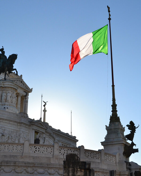 Italienische Flagge vor Gebäude
