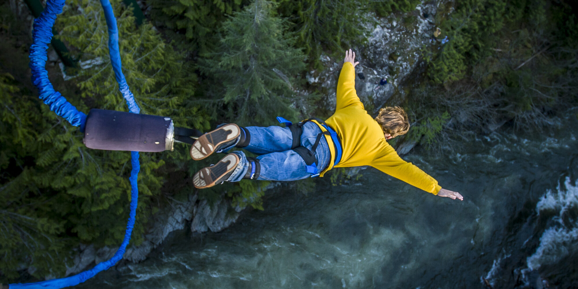 Symbolbild Risikoprämie: Mann beim Bungee-Jumping