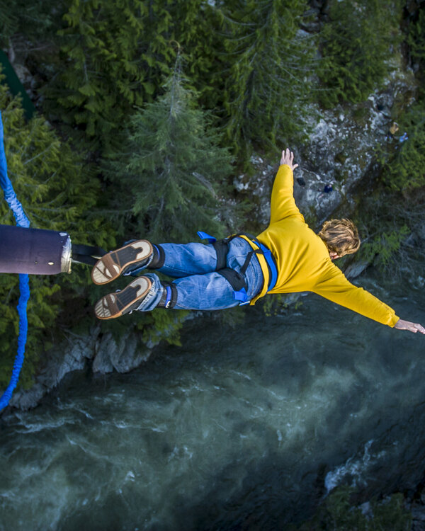 Symbolbild Risikoprämie: Mann beim Bungee-Jumping