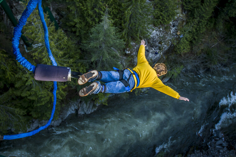 Symbolbild Risikoprämie: Mann beim Bungee-Jumping