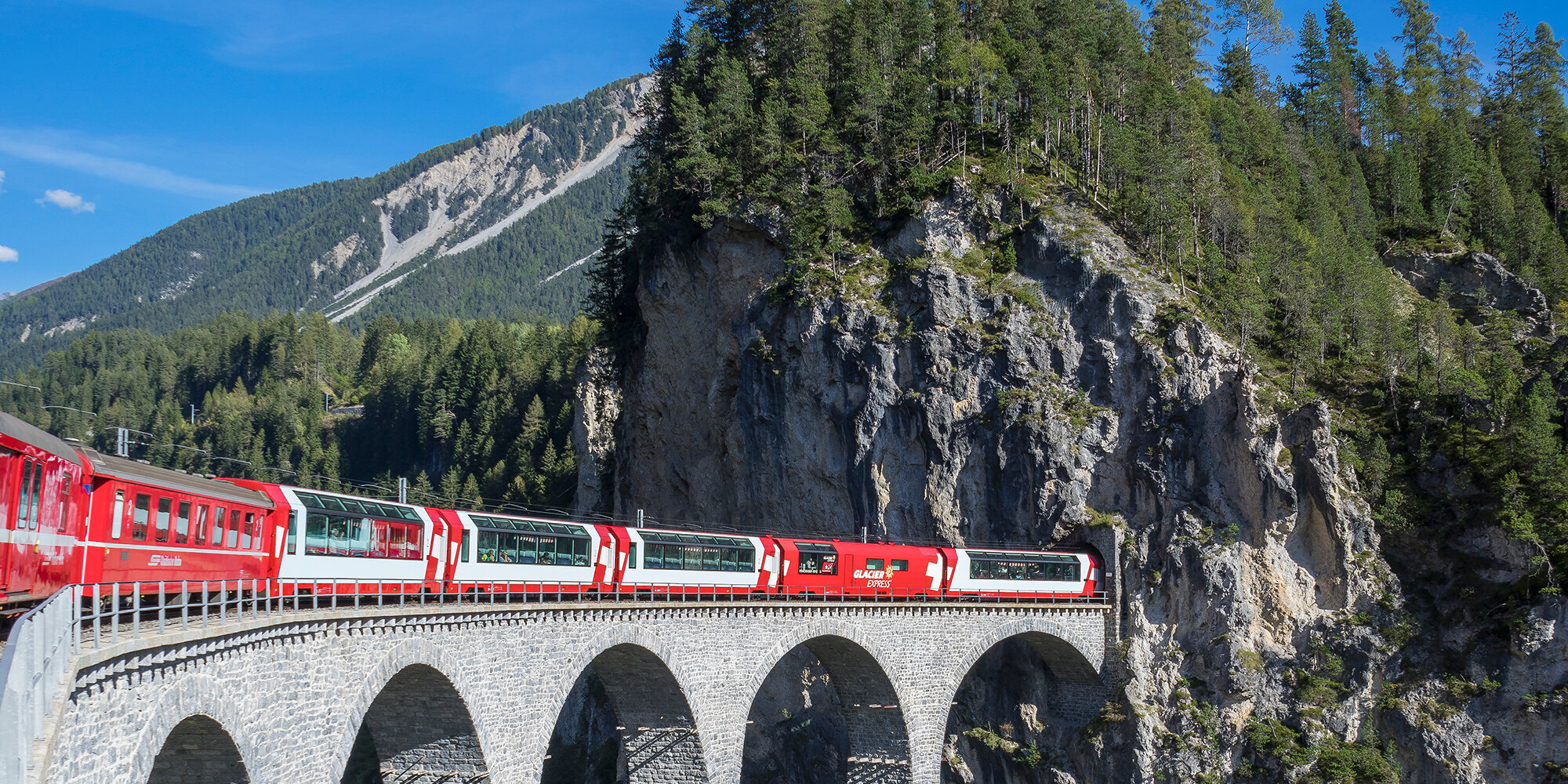 Zug der rhätischen Bahn fährt über ein Viadukt