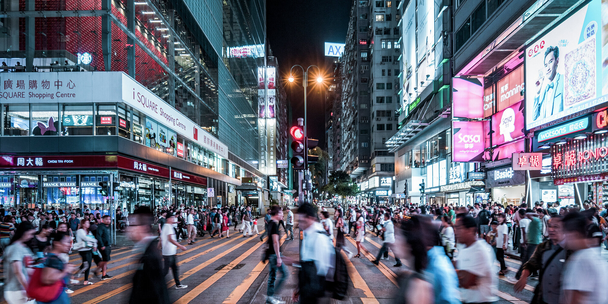 Viele Personen gehen auf offener Strasse in China