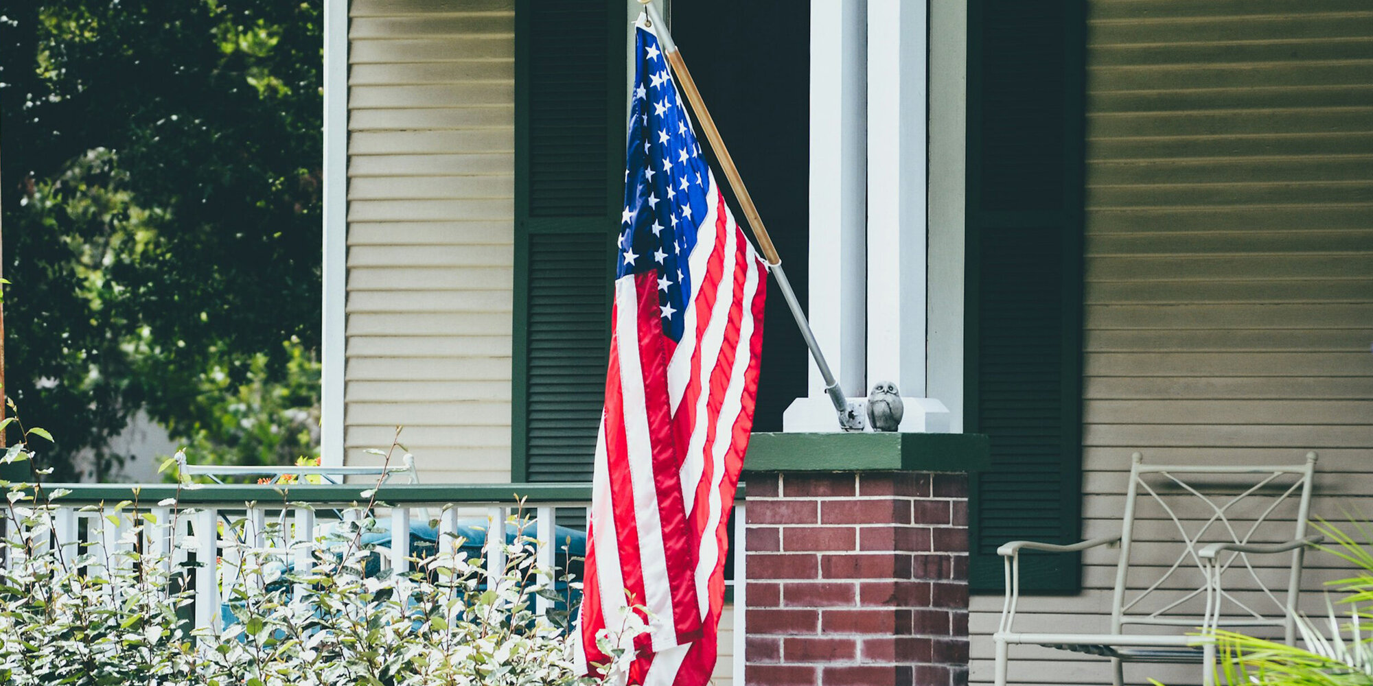 US Flagge vor Haus
