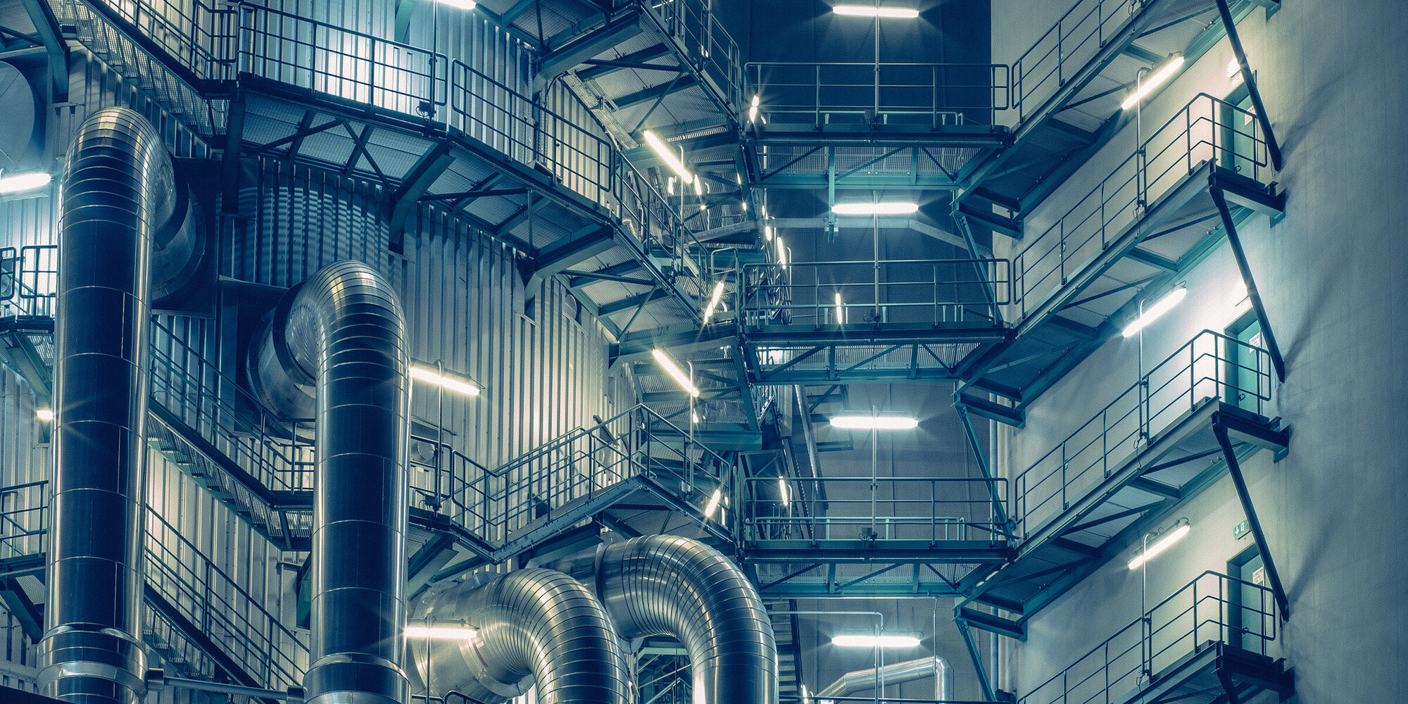 Grosser Industriekeller mit Treppen und Rohren