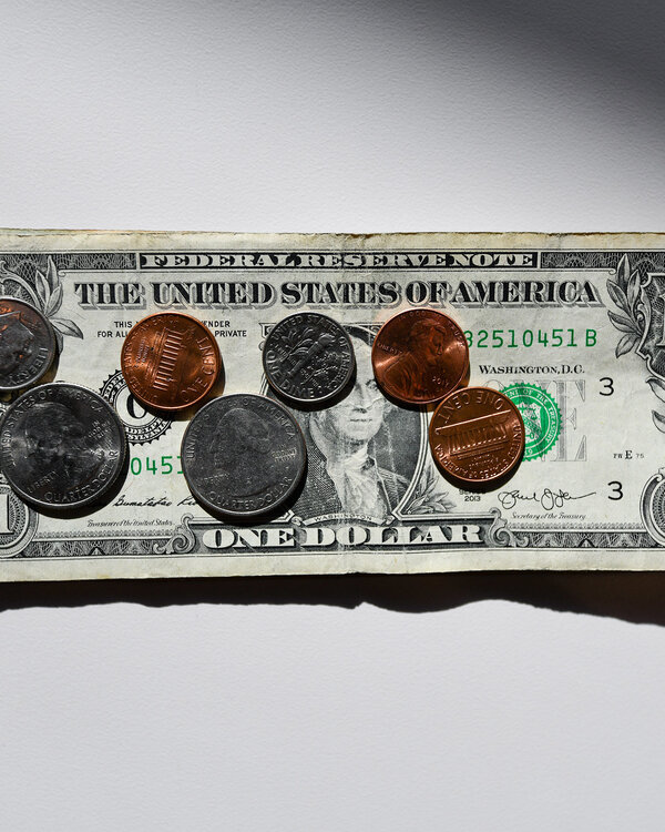 Ein Symbolbild: Cents auf einer Dollar Note