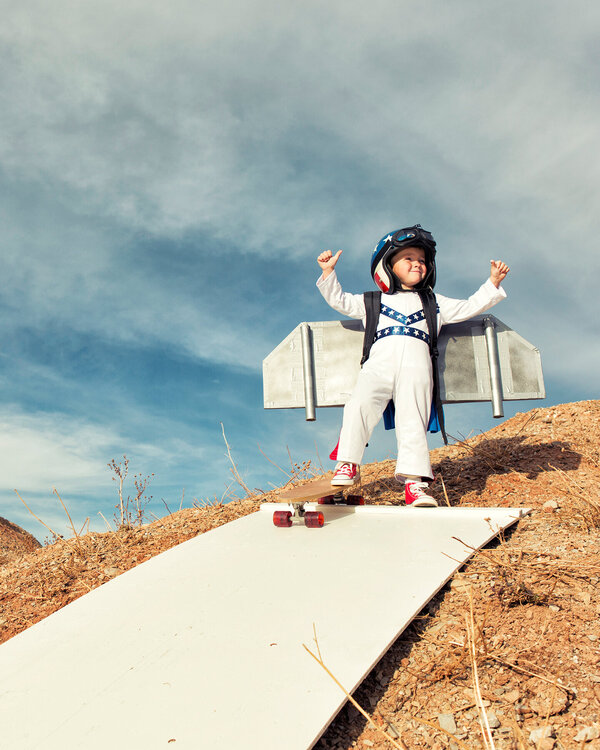 Kind mit Raketenanzug und Skateboard an Startrampe (Bild: Getty)
