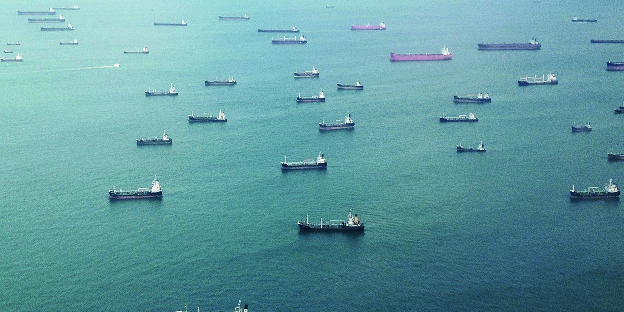 Leere Containerschiffe auf hoher See - Luftaufnahme