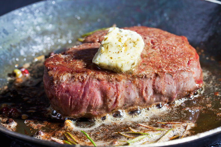 Fleisch in der Pfanne am braten