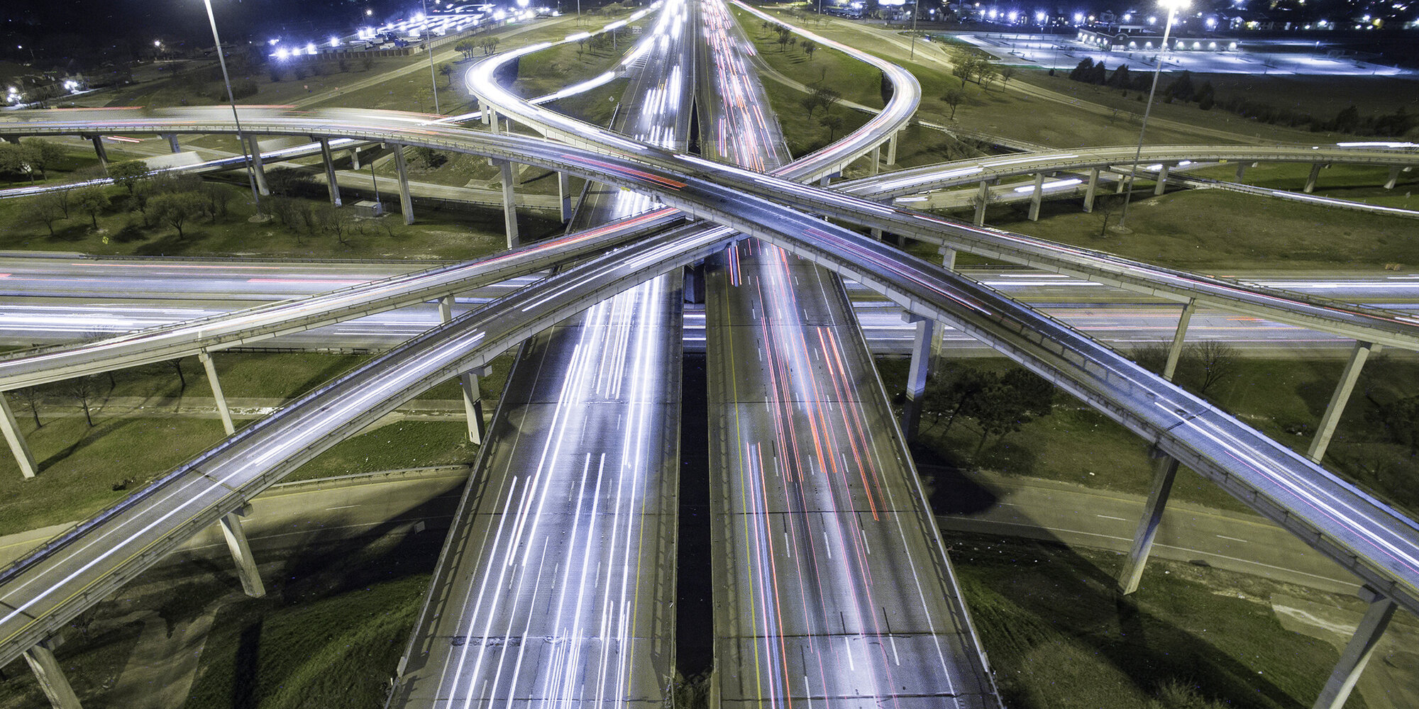 Autobahnen und Lichter bei Nacht