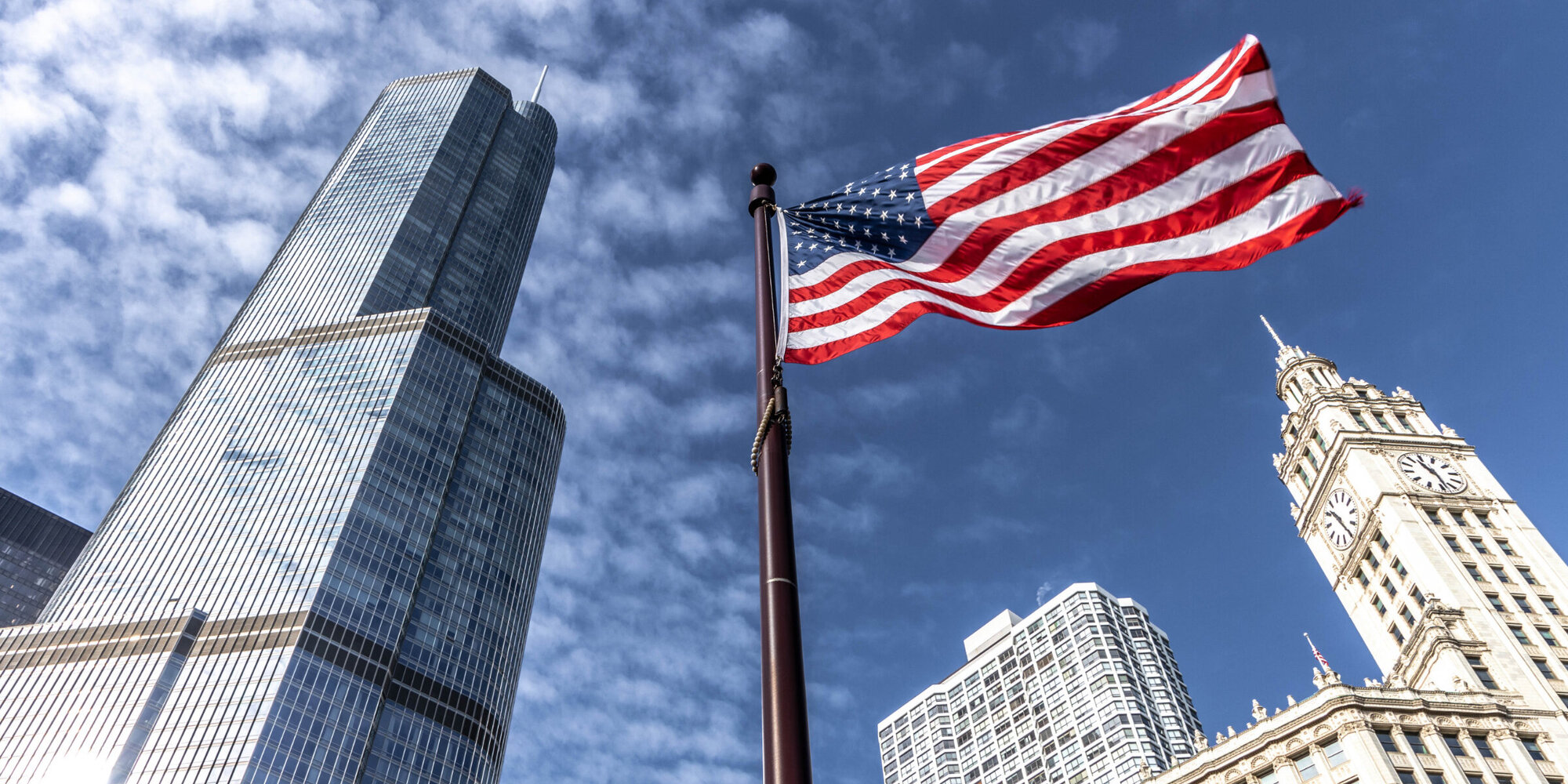USA Flagge vor Wolkenkratzern