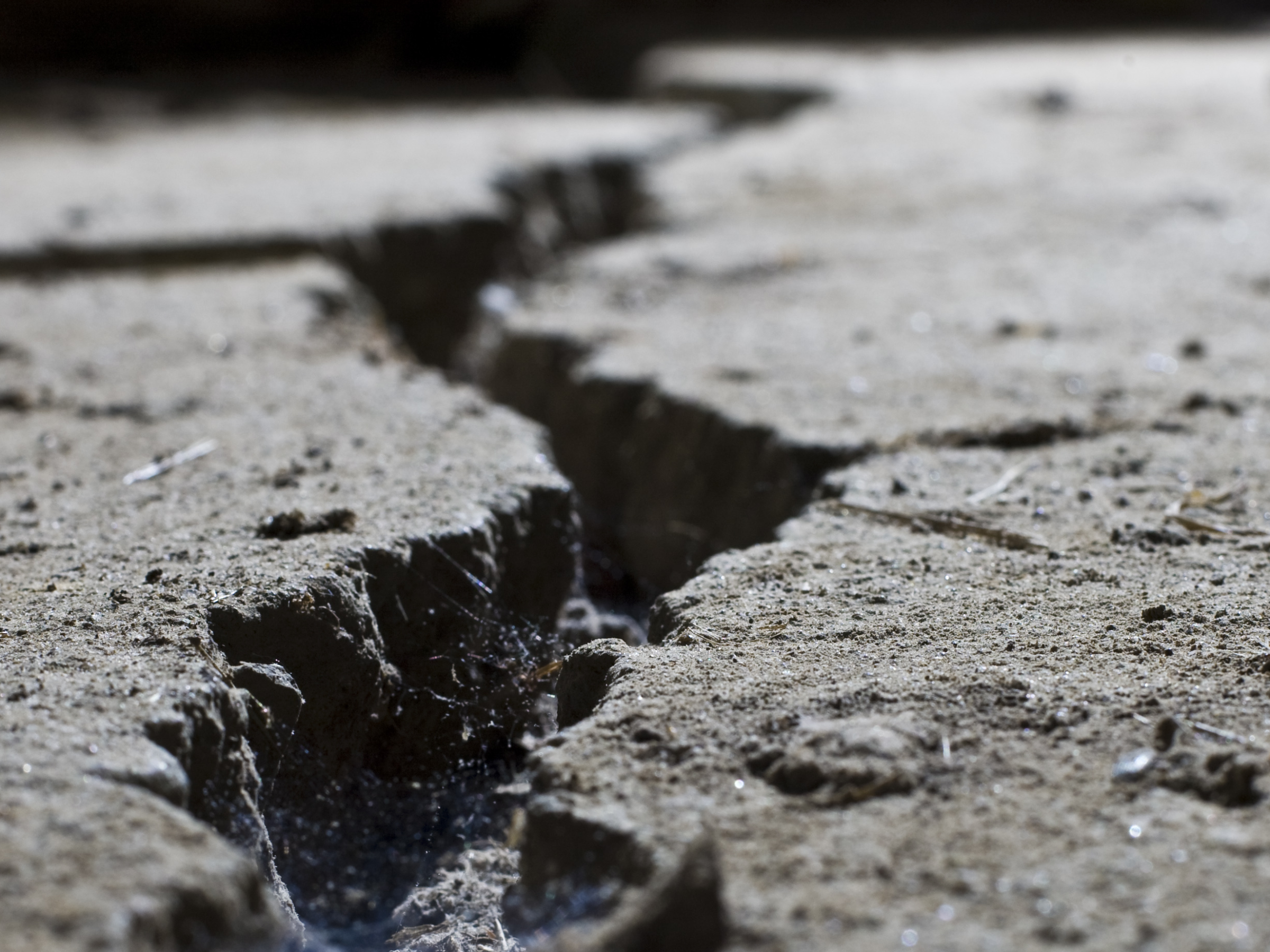 Землетрясение в таджикистане. Трещина в земле. 4. Землетрясение отголоски. Землетрясение магнитудой 4,6.