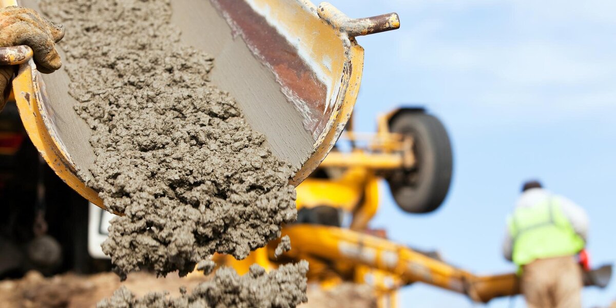Betonanlieferung auf einer Baustelle