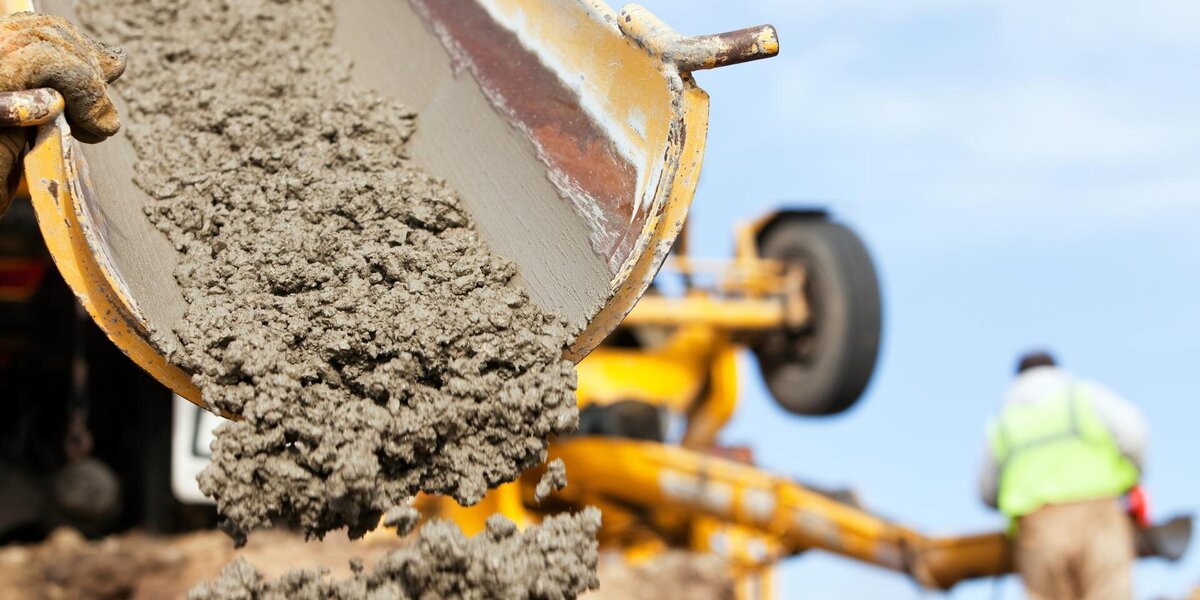 Betonanlieferung auf einer Baustelle 