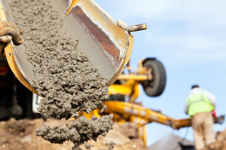 Betonanlieferung auf einer Baustelle 