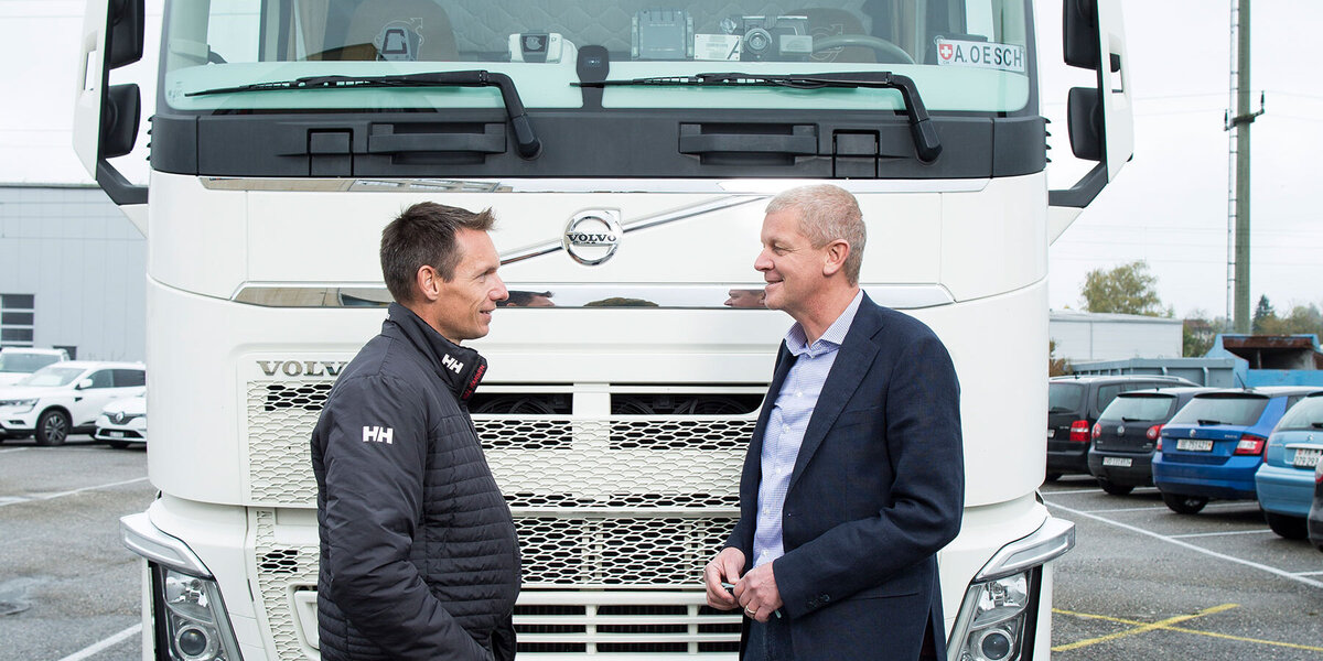 Peter Krummen (l.) und Thomas Grimm (Zürcher Kantonalbank) beim eLKW. (Bild: Zürcher Kantonalbank)