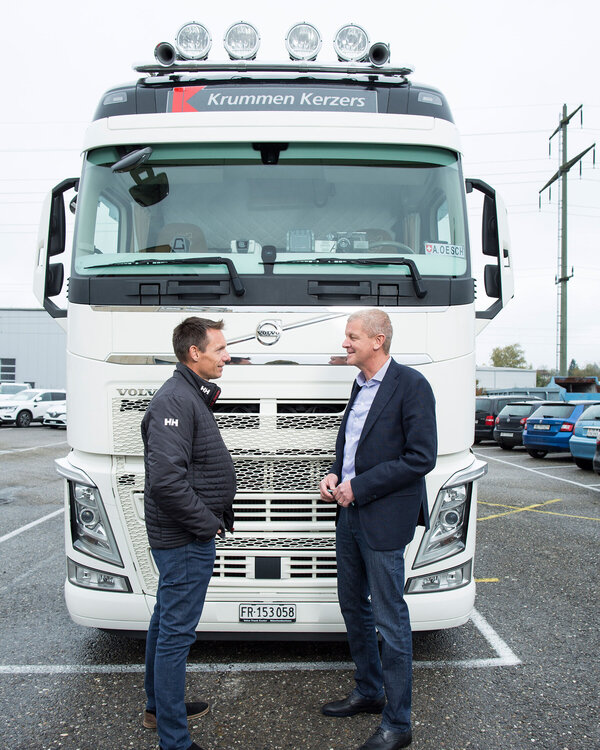 Peter Krummen (l.) und Thomas Grimm (Zürcher Kantonalbank) beim eLKW. (Bild: Zürcher Kantonalbank)