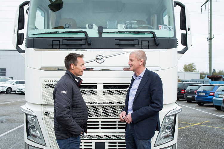 Peter Krummen (l.) und Thomas Grimm (Zürcher Kantonalbank) beim eLKW. (Bild: Zürcher Kantonalbank)