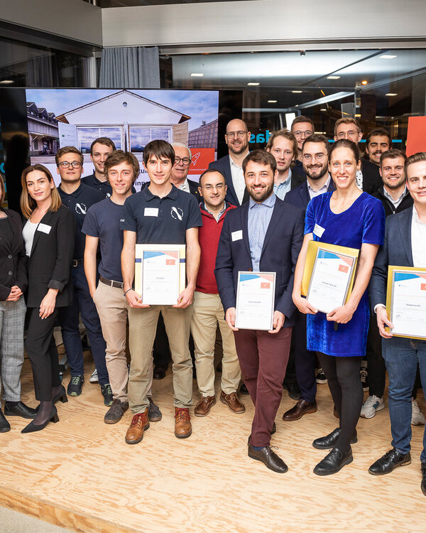 Gruppenfoto Pitch-Event Büro Züri Innovationspark 2022 (Bild: Ana Kontoulis)