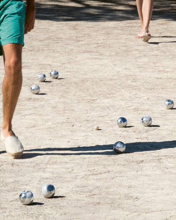 Themenbild Altersvorsorge (Mann und Frau beim Boule-Spiel)