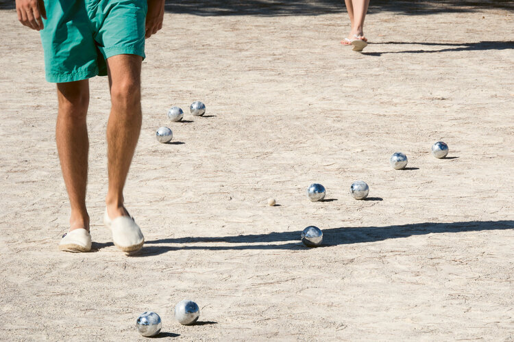 Themenbild Altersvorsorge (Mann und Frau beim Boule-Spiel)