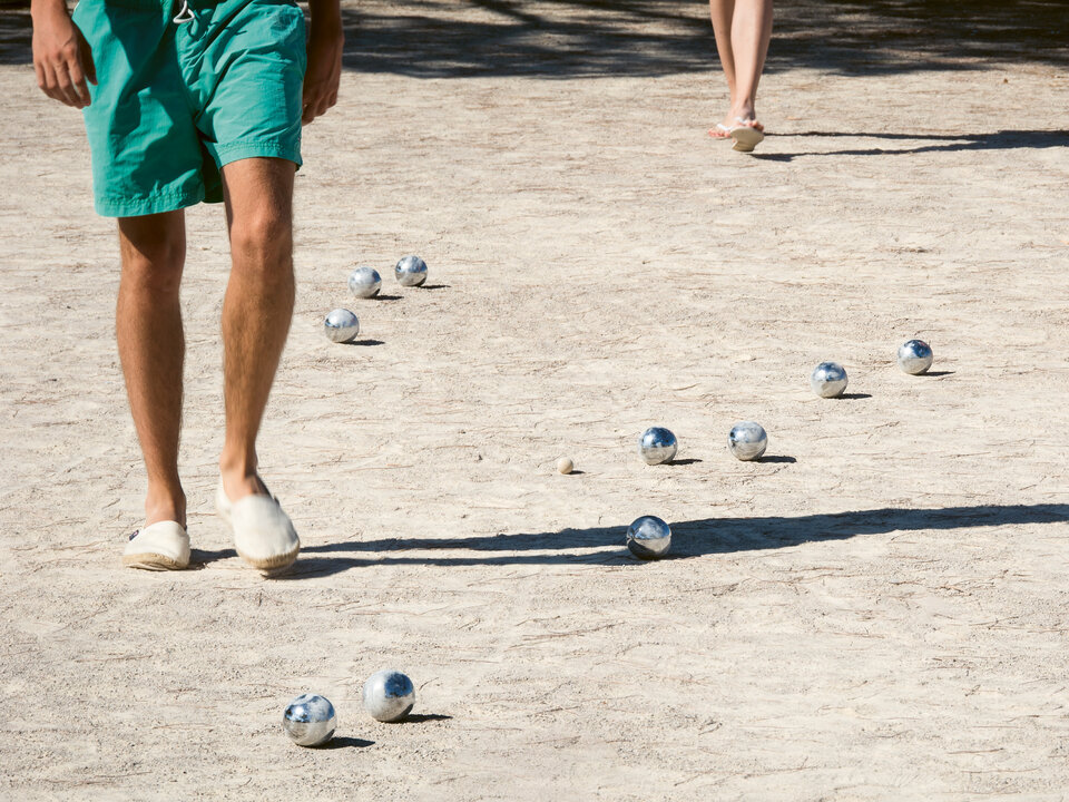 Themenbild Altersvorsorge (Mann und Frau beim Boule-Spiel)