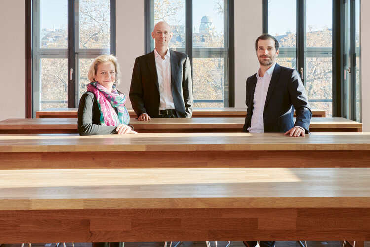 Haben die Mitarbeitenden beim Wechsel der Pensionskasse vorbildlich involviert. (v.l.) Karin Nestler und Daniel A. Camenzind (beide KV Business School Zürich), Tobias Landolt (Zürcher Kantonalbank). (Bild: Simon Habegger)