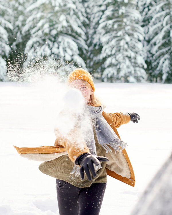 Themenbild Winter Person mit Schneeball