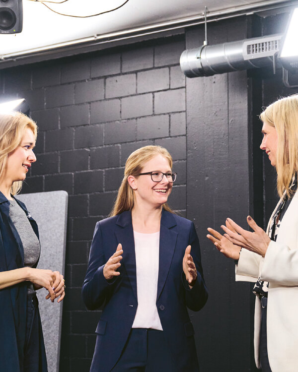 Teilnehmerinnen am Webcast "Female Finance": Sara Taubman-Hildebrand (Moderatorin), Michèle Geissmann (Teamleiterin Finanzplanung), Silke Hein (Leiterin Vertrieb Investment Solutions)