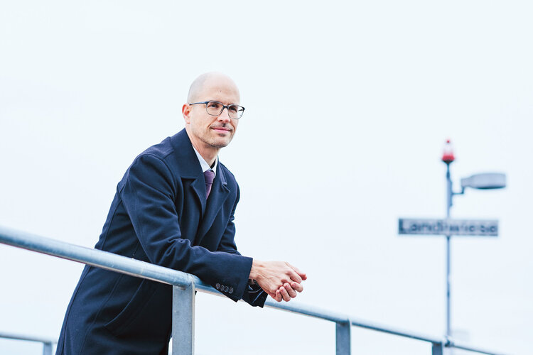 Gibt Entwarnung bei Kurzarbeit. Urs Aeschlimann, Finanzplaner bei der Zürcher Kantonalbank, rät Betroffenen jedoch, die individuelle Budgetplanung zu überprüfen. Foto: Selina Meier