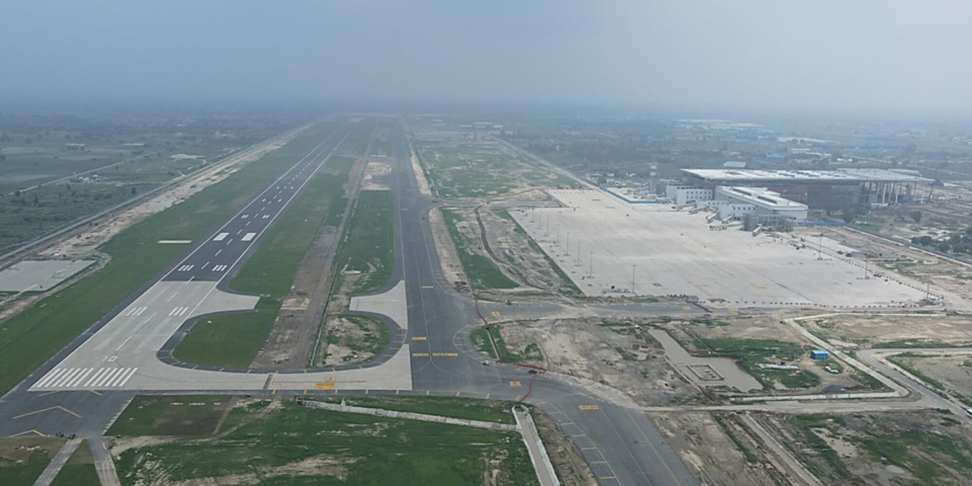 Luftaufnahme des Flughafens Noida in Indien