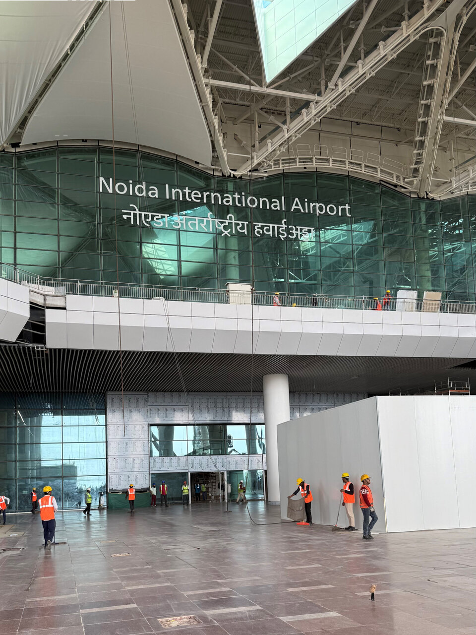 Bild der Glasfront des Flughafengebäudes