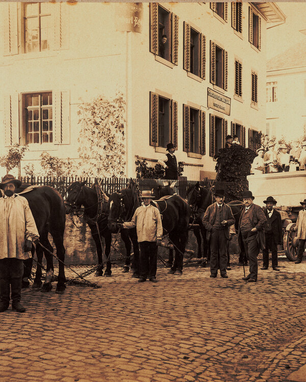 Pferdegespann mit aufgeladenem Brunnentrog, 1891. (Bild: Ortsbildarchiv Gemeinde Horgen)
