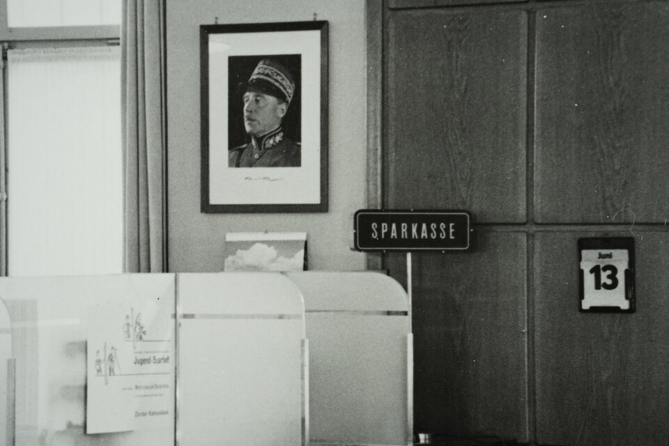 Fotografie von General Guisan in altem Schalterraum der Zürcher Kantonalbank