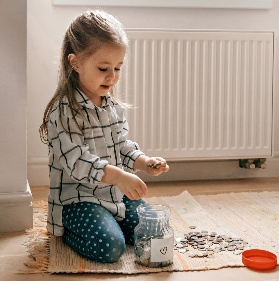 Kleines Kind zählt sein Sackgeld