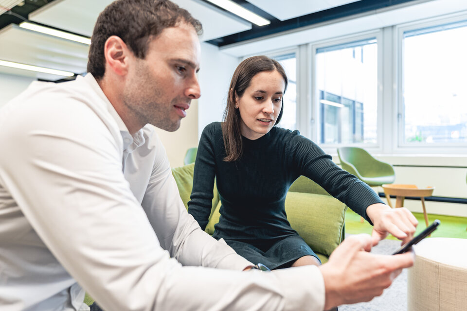 Patric Capeder und Sarah Rüegger vom Multichannel-Management der Zürcher Kantonalbank