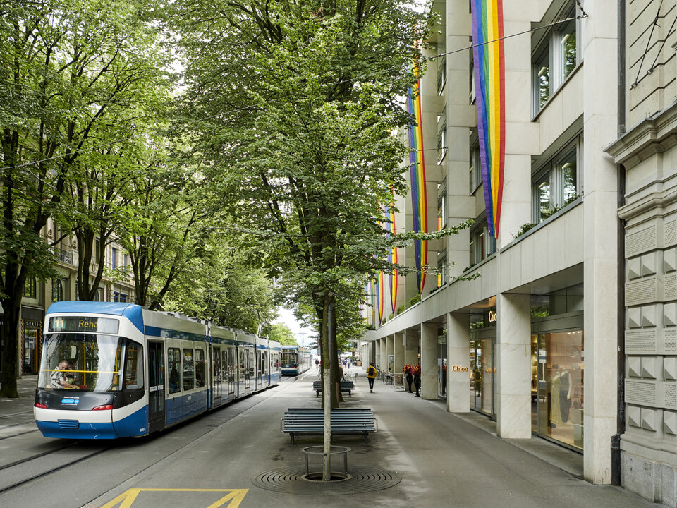Beflaggung der Filiale City während der Zurich Pride