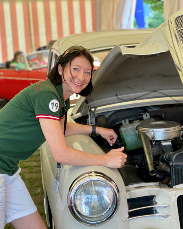 Alona Müller, Filialleiterin der Zürcher Kantonalbank in Stäfa und Hombrechtikon, fährt Oldtimerrallyes