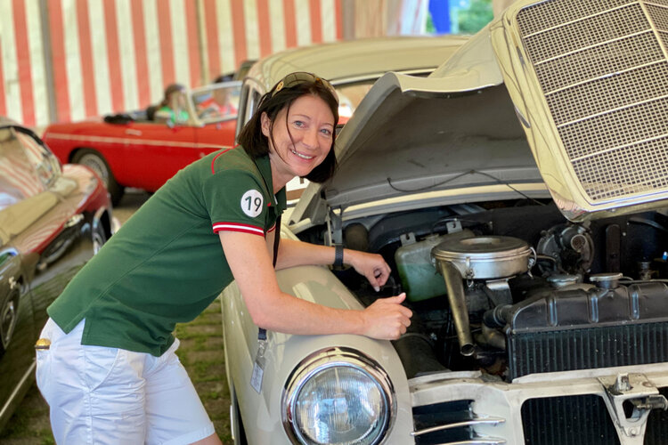 Alona Müller, Filialleiterin der Zürcher Kantonalbank in Stäfa und Hombrechtikon, fährt Oldtimerrallyes