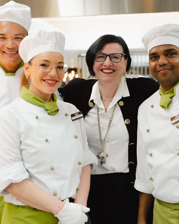 Monica Croci, Restaurant-Managerin in den Personalrestaurants Hard und Steinfels, mit Mitarbeitenden