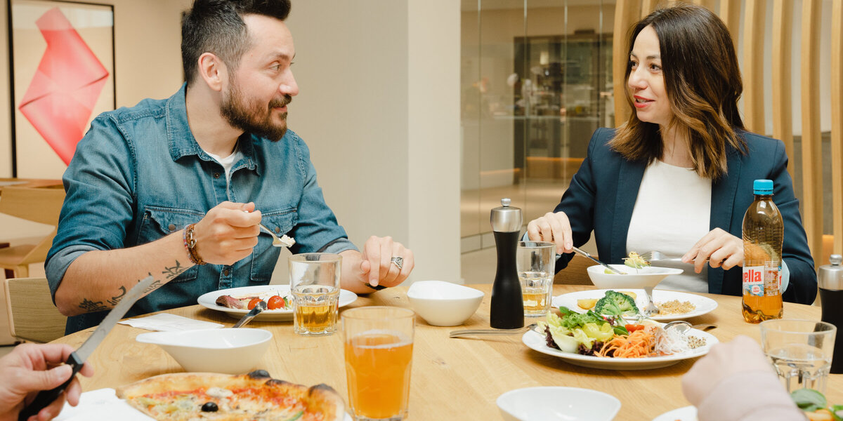 Mitarbeitende der Zürcher Kantonalbank im Personalrestaurant Hard