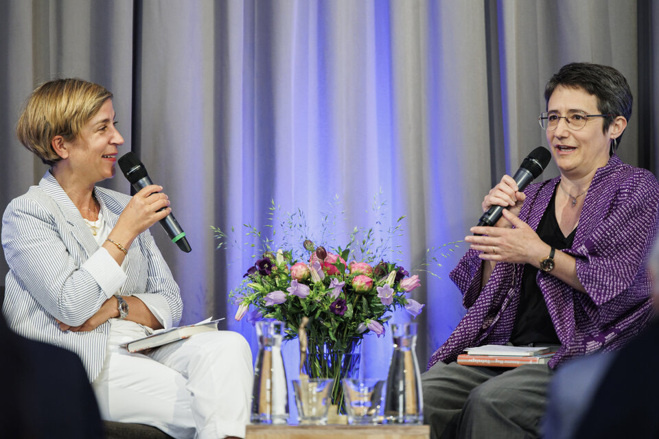 ZKB Schillerpreis 2022 - Annette Hug im Gespräch mit Gesa Schneider, Leiterin des Literaturhauses Zürich