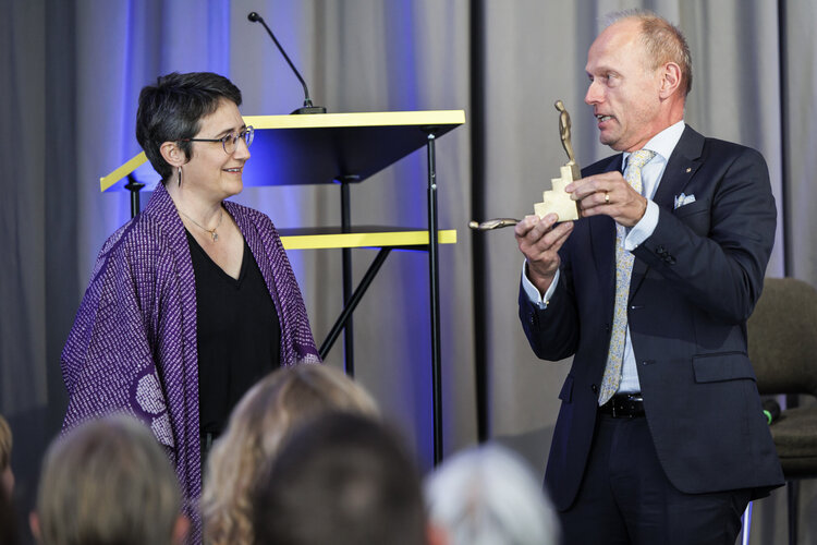 ZKB Schillerpreis 2022 - Bankpräsident Jörg Müller-Ganz überreicht Annette Hug den ZKB Schillerpreis 2022. 