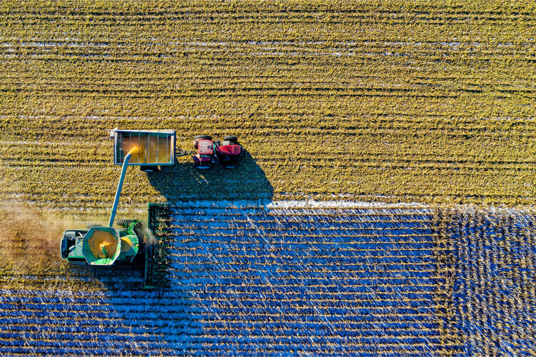 Landwirtschaftliche Maschinen auf einem Feld