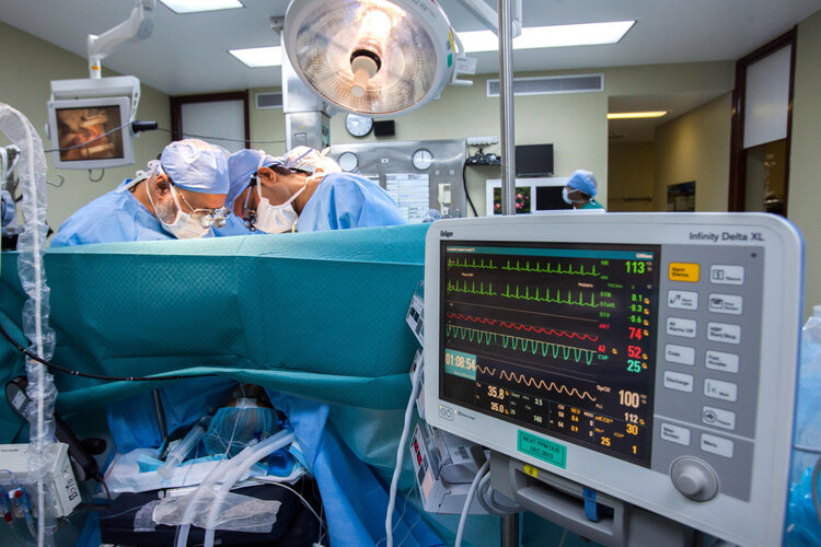 Symbolbild Spital: Ärzte im Operationssaal
