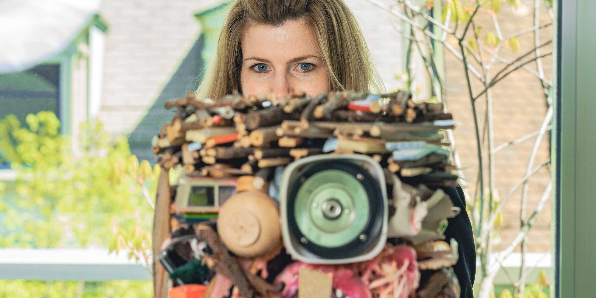 Irja Böhm von der Kunst Fachstelle mit dem Kunstwerk von Lutz&Guggisberg, Oh my God, I'm full of plans!, 2016, Mixed Media, 34 x 29 x 29 cm. Mit freundlicher Genehmigung der Künstler.