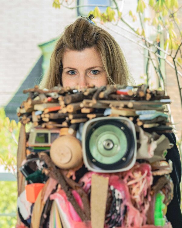 Irja Böhm von der Kunst Fachstelle mit dem Kunstwerk von Lutz&Guggisberg, Oh my God, I'm full of plans!, 2016, Mixed Media, 34 x 29 x 29 cm. Mit freundlicher Genehmigung der Künstler.