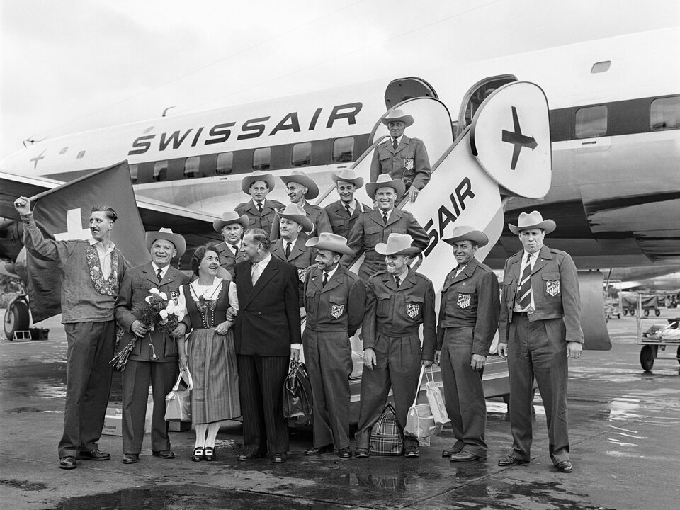 Empfang des Schweizerischen Turnvereins Los Angeles in Zürich-Kloten, 1958. Die sportliche Auslandschweizer-Truppe trat anschliessend am Eidg. Schützenfest, Eidg. Jodlerfest und am Eidg. Schwingfest auf.